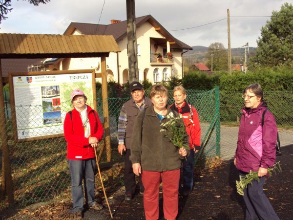przy tzw. witacz-u , bo wita i wiele wyjaśnia, radzi, informuje, no i ogólnie: ładne, przy drodze z mostu na Glinice, to UG w Sanoku takie "wprowadził" i na poc