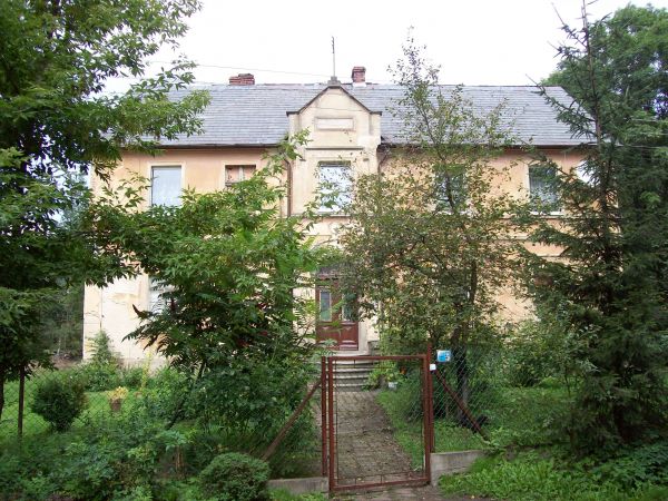 Budynek przedwojennej szkoły. Po 1945 roku był używany jako mieszkanie dla kilku rodzin .W 1956 roku utworzono tu pięcioklasową Szkołę Podstawową.Fila Szkoły Po