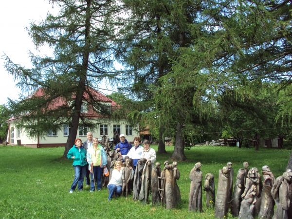 Rzeźba EXODUS - unikalne dzieło zostało odsłonięte 3 czerwca 2007r. Powstało w wyniku międzynarodowej akcji rzeźbiarskiej w Hołdzie Wysiedlonym z Beskidu Niskie