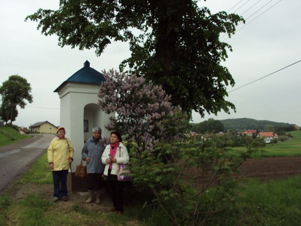 przed / obok kapliczki przydrożnej, zapewne z końca XVIII wieku, z głęboką wnęką od frontu - kiedyś z rzeźbą św. Floriana. Murowana, potynkowana, odnowiona, dac
