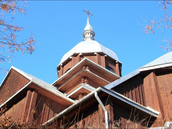 Drewniana cerkiew greckokatolicka, zbudowana w 1860 r, odnowiona w 1937 r. Obecnie jest użytkowana przez rzymskich katolików.