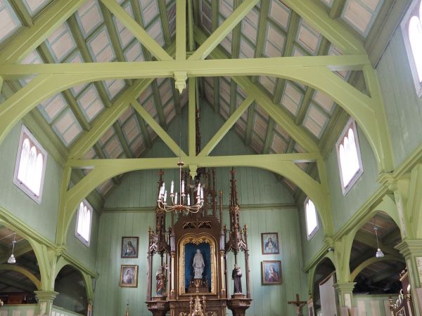 kościół pw. św. Iwona -ołtarz i nawa główna, wydzielona od bocznych przez trzy pary drewnianych słupów połączonych spłaszczonymi arkadami.