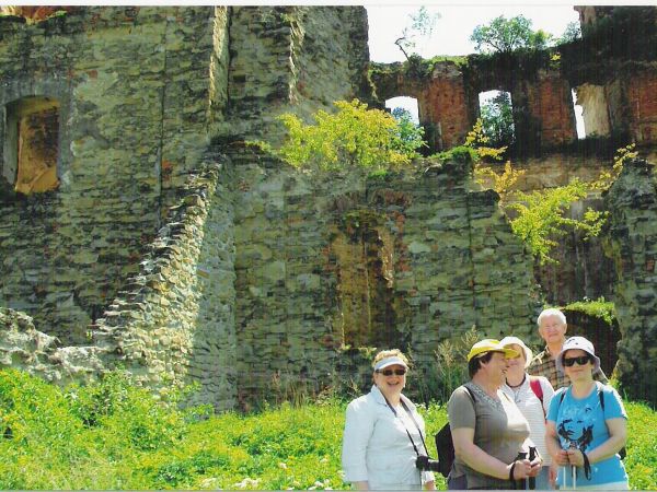 Odbudowano część murów kościoła i klasztoru - od 2011r. do nadal /zdjęcie - - w trakcie postępu prac/. W ogrodzie znajdzie się miejsce m.in. dla starych odmian