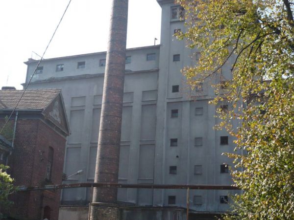 Od strony ul. Spichrzowej elewator zbożowy i komin,na lewo
niszczejąca kamienica z 1924r.