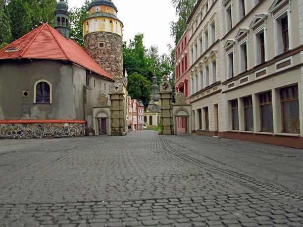 KOWARY - Park Miniatur Zabytków Dolnego Śląska - Starówka Jeleniej Góry. Uliczka Marii Konopnickiej oraz brama Wojanowska są wizytówką miasta Jelenia Góra.