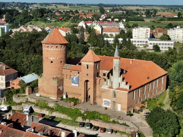 Zbliżenie na Zamek Biskupów Warmińskich z wieży kościoła. Dach wieży zamku jest akurat w remoncie,wymiana starych dachówek na nowe.2011-08-05