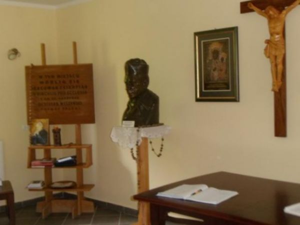 salka katechetyczna - tu siostra Nazaretanka przybliży zwiedzającym dzieje internowania Prymasa Wyszyńskiego w tym klasztorze. Przy temacie : polecam galerię m.