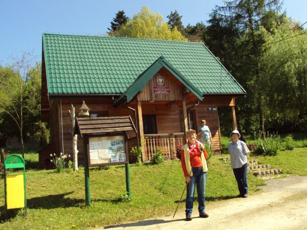 przy leśniczówce, tam też w sąsiedztwie opuszczone zagrody gospodarskie - ślady ludnej - niegdyś wsi.