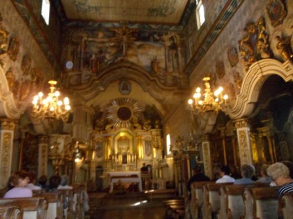 wnętrze świątyni wprost oszałamia bogactwem dekoracji i wyposażenia, ściany pokrywa wielobarwna dekoracja, którą tworzą m.in. ornamenty i pola kwiatowe, wazony