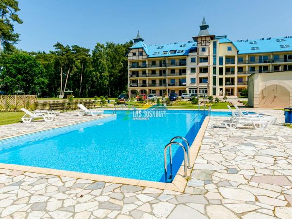 Basen i ogród do dyspozycji Gości APARTAMENTÓW SOSNOWYCH na ośrodku Blue Mare w Łukęcinie