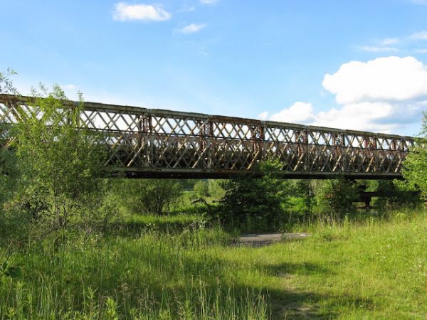 most nad rzeką San - silny konstrukcyjnie bo i San bywa groźny - tu jako rzeka górska potrafi przy wezbraniach wiosennych mosty porywać ewentualnie naruszać ich