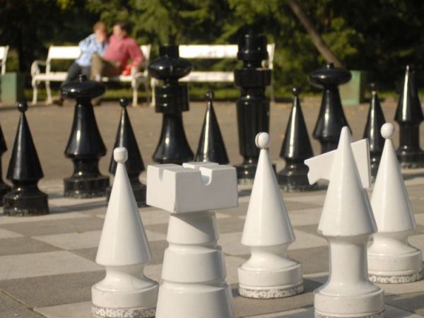 Szachy-przy pijalni wody mineralnej"Joasia"w parku w Połczynie Zdroju