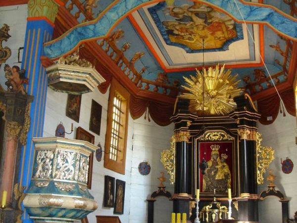 Zabytkowy kosciol w skansenie