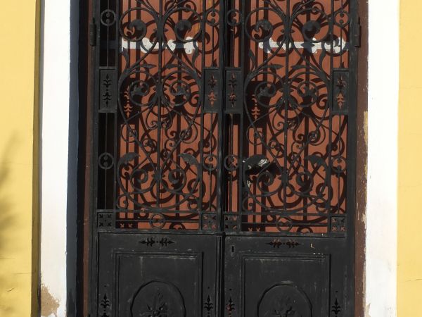 Piękna  /wykonana przez mieszkających przed 1939 r miejscowych kowali/ krata do kaplicy