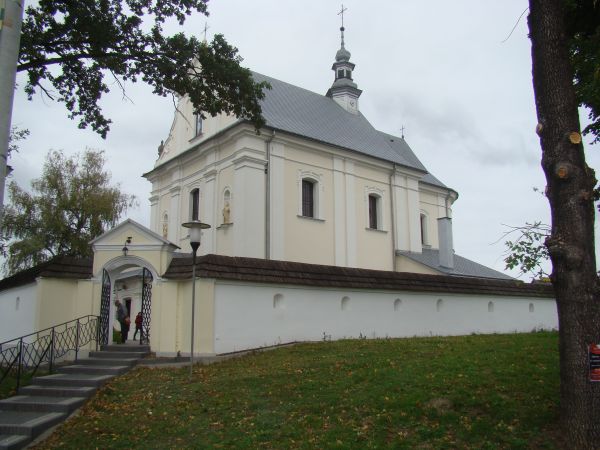 kościół parafialny z 1757r. z oddzielnie stojącą dzwonnicą, otoczony obronnym murem z widocznymi otworami strzelniczymi, w ściętych narożnikach - bramki.