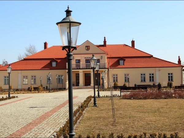 Dwór starościński wzniesiony przez starostę Krzysztofa Szydłowieckiego jako zespół rezydencjalno-obronny - obecnie muzeum