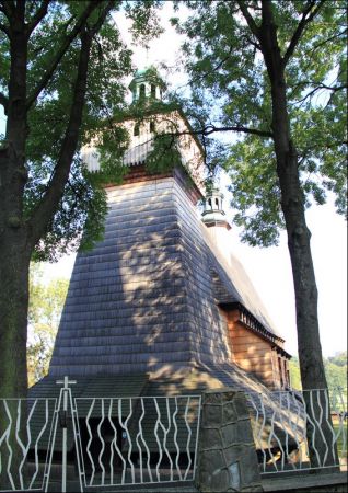 Kościół Wniebowzięcia NMP i św. Michała Archanioła . Na  liście światowego dziedzictwa UNESCO . Kościół w Haczowie jest największym gotyckim drewnianym kościołe
