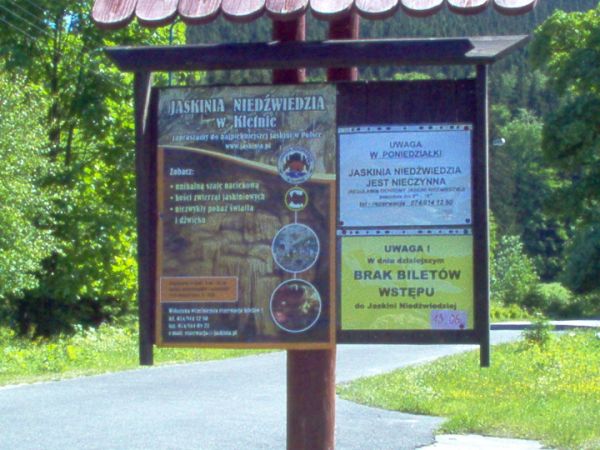 W pobliżu można zwiedzić Jaskinię Niedżwiedzią i stare sztolnie