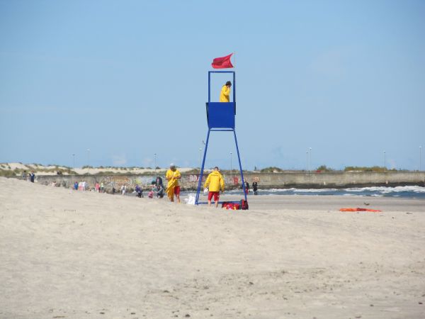 Na plaży przy ratownikach