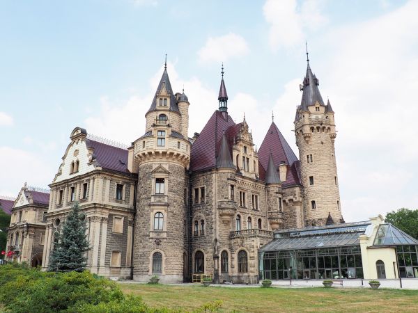 baśniowo - tak się prezentuje a z innych stron nie mniej pięknie ale bardzo ograbiony - wprost do przesady !