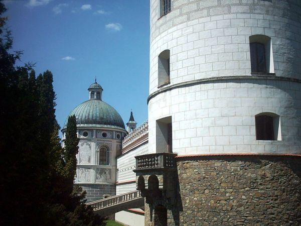 Jedna z najpiękniejszych rezydencji pałacowych w Polsce. Położona 10 km na południe od Przemyśla.  Zamek - pałac powstał w XVI wieku.  Przez kolejne lata rozbud