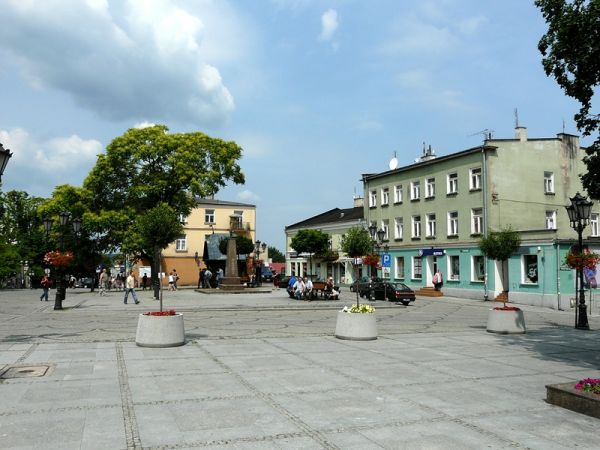 Plac Łuczkowskiego, w głębi pomnik poległym w wojnie w roku 1920