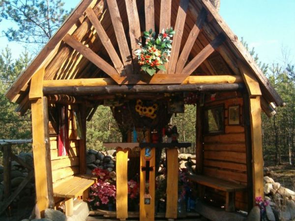 Kapliczka w lesie.
Okalająca drzewo, na którym od okresu powojennego umieszczony był obraz Matki Bożej.
Jako jedyne ocalało po pożarze w roku 1988, który stra