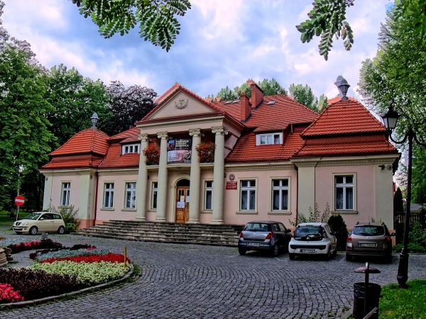 Pałac "Pod Filarami". Obecnie Muzeum Saturn.