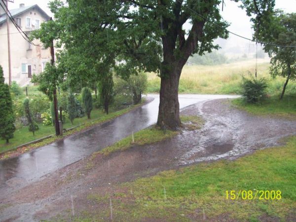 ul. BOH GETTA w deszczu