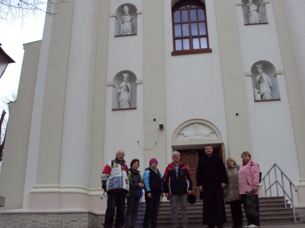 przed frontonem kościoła, z ks.proboszczem - zwiedzanie umożliwił - dziękujemy!