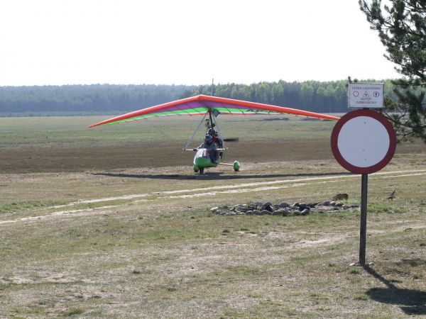 Uwaga - On nisko lata! ;)