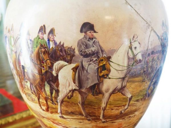 w salonie pani Walewskiej m.in. piękny flakon zdobiony sceną z cesarzem Napoleonem Bonaparte - na przeglądzie wojsk pod jego komendą, pewnie na wyprawę wojenną