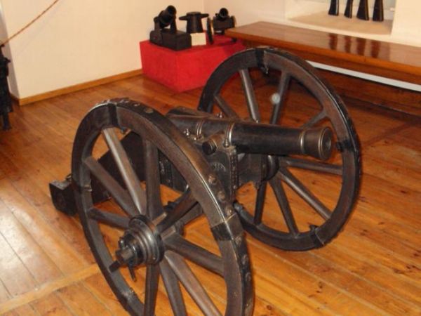 militarna ekspozycja w komnatach zamkowych.