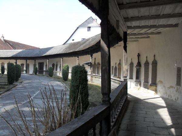 Kościół św. Marcina -  krużganek ze stacjami Drogi Krzyżowej i płytami nagrobnymi w murze /dawniej obronnym/