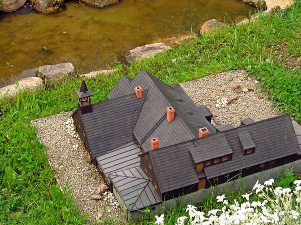 KOWARY - Park Miniatur Zabytków Dolnego Śląska - Schronisko „Samotnia” uznawane jest za perłę schronisk karkonoskich i jednocześnie pierwszą jaskółką epoki tury