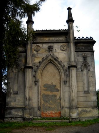 Złotoryja -cmentarz św. JADWIGI

Cmentarz im. św. Jadwigi 

Jego początki sięgają XIII w. Nad wejściem na cmentarz znajduje się data 1591 odnosząca się do p