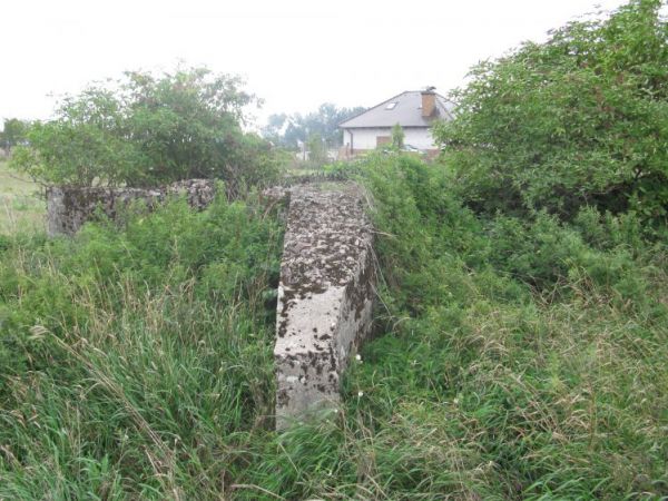 Schron nr 8 Armii "Poznań" z 1939r. Tradytor dwustronny. Bez wylanego stropu. Widok od strony ucha osłaniającego jedną z dwóch strzelnic schronu. SKARBIENICE k.
