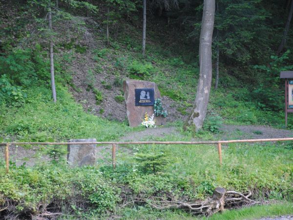 obelisk z tablicą w intencji beskidzkich wędrówek naszego papieża a po prawej plansza w projekcie Szlakiem Papieskim.