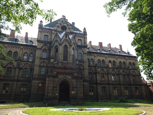 Neogotycki pałac pełnił wiele  funkcji  (też był siedzibą Lebensborn)