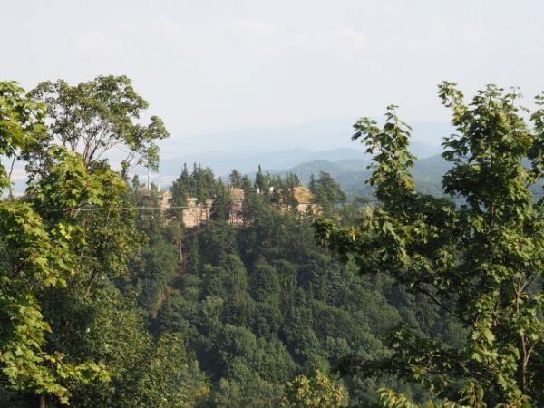 wzgórze z twierdzą bastionową - na Przełęczy Srebrnej, na horyzoncie Góry Bardzkie i ich zalesione grzbiety /po korekcie - dziękuję i zapraszam w Bieszczady/.