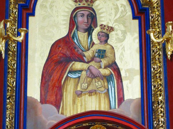 Obraz Matki Boskiej Szkaplerznej, z 1859r, - w ołtarzu głównym.