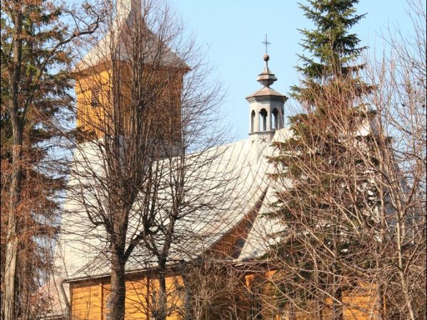 Kościół filialny pw. św. Jana Chrzciciela wzniesiony zapewne ok. poł. XVII w. (wg tradycji jeszcze w XVI w.). Wielokrotnie restaurowany i przebudowywany.  Wokół