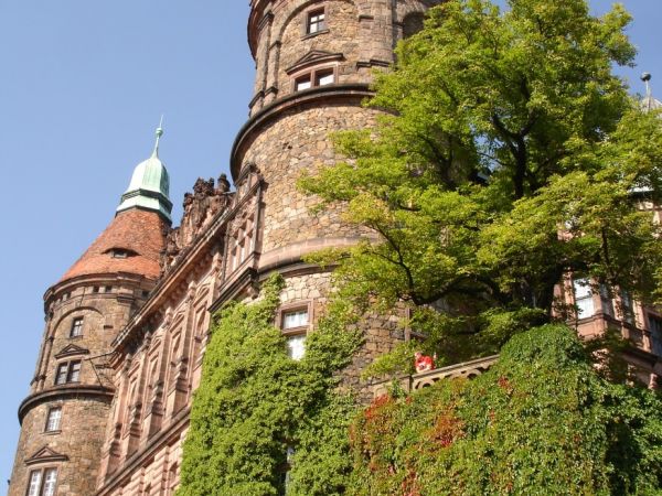 Zamek Książ - wybudowany w latach 1288-1292 przez księcia świdnicko-jaworskiego Bolka I Surowego . Od 1509 r. jako zastaw, a od 1605 r. wykupiony i wlasnosc dzi