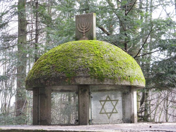 Pomnik - mauzoleum pomordowanych Żydów, w mieście było getto - likwidacja / "selekcja" jego mieszkańców przeprowadzona była 10 VIII 1942r., część osób wywiezion