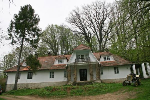 dwór - w śladowym otoczeniu parku, tam dostojne zdrowe stare drzewa - pomniki przyrody, dwór wzniesiony w 1845r., w 1890r. dobudowano z cegły podpiwniczoną częś