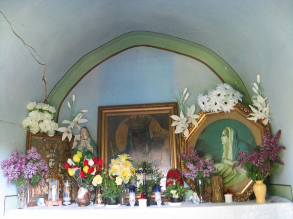 wystrój - uposażenie zabytkowej kapliczki domkowej, w sąsiedztwie remizy OSP. W opisach jest też o "dzwonkach loretańskich" w takich obiektach małej architektur