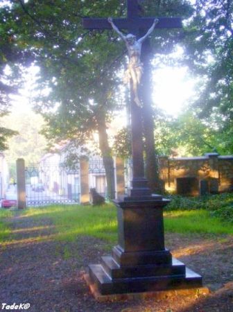 Krzyż cmentarny (Cmentarz Hutniczy) też był niszczony, odnowiony uroczyście powrócił na swoje miejsce w 2008 roku.