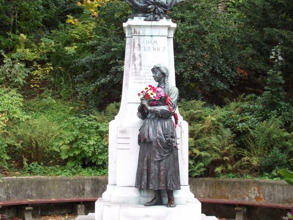 pomnik Adama Mickiewicza, przy nim Zosia - z bukietem kwiatów. Uzdrowisko gościło w dobie swojego rozkwitu przedstawicieli wszystkich stanów i zawodów, artystów
