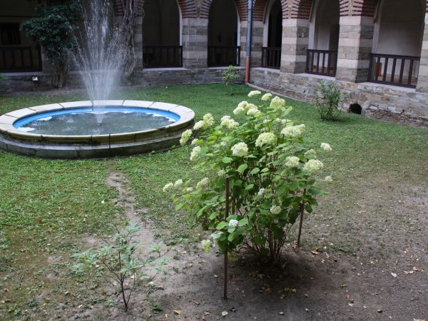 dziedziniec - tu fragment, no i z fontanną - w kompleksie pałacowo-parkowym było 27 fontann - niech cieszy to co jest i że oglądać można i że z każdym dniem pię