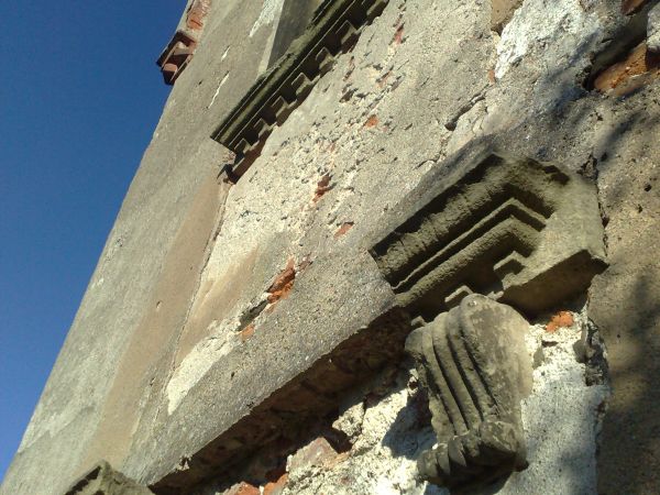 Ruiny renesansowego zamku z XVI w., przebudowanego w XIX w.